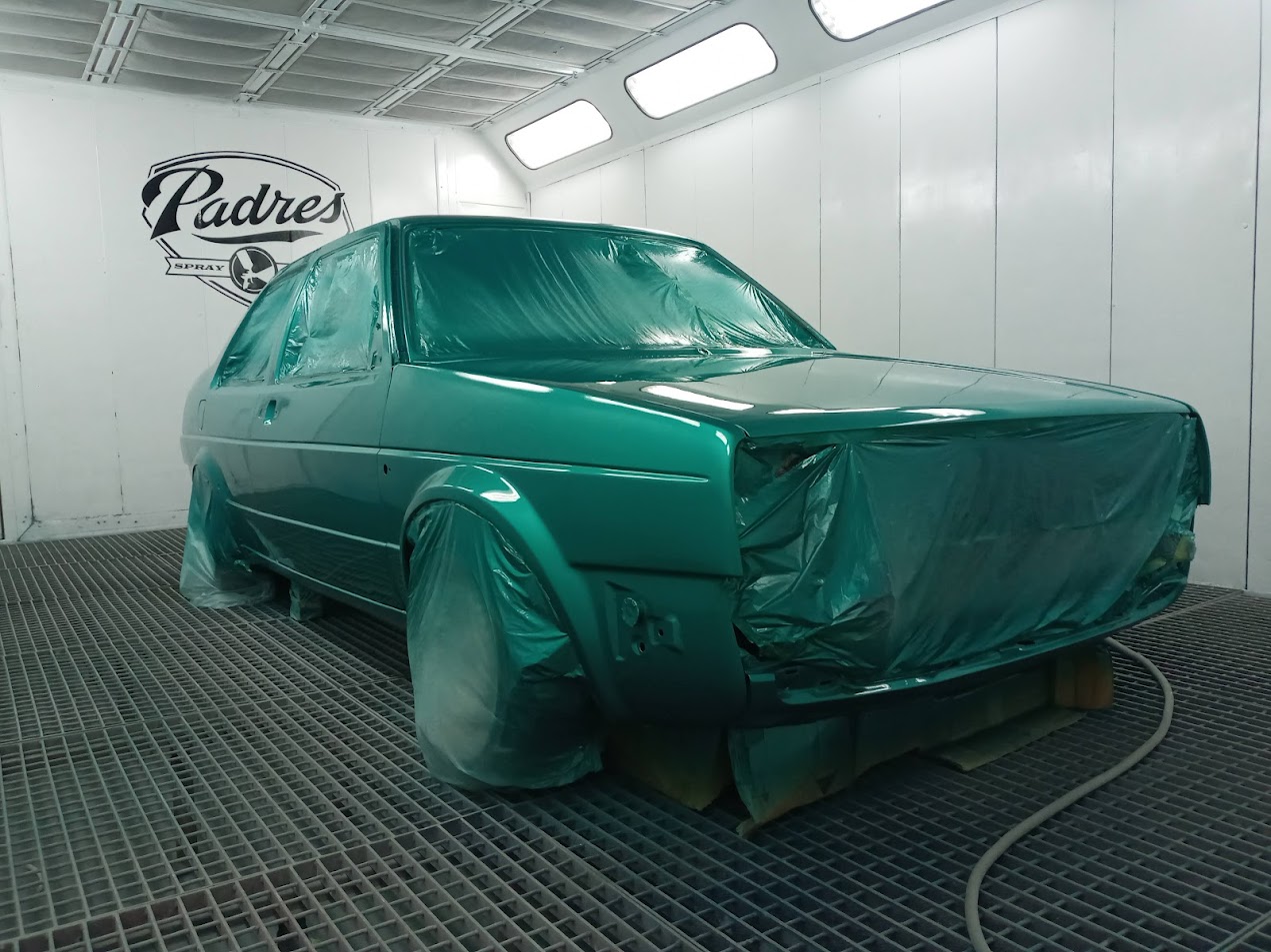 Padre Spray Wurx Workshop - Green classic car in spray booth